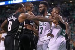 华体会登录-姚鹏轰射帽子戏法，老将再次证明实力的简单介绍