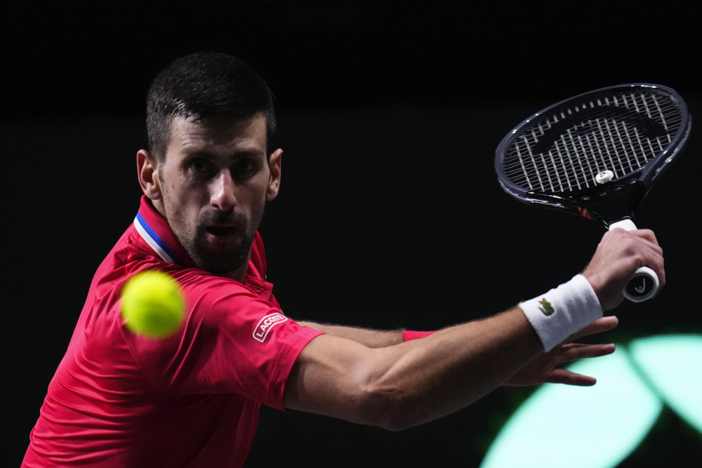 塞尔维亚举重选手勇夺金牌，全情投入