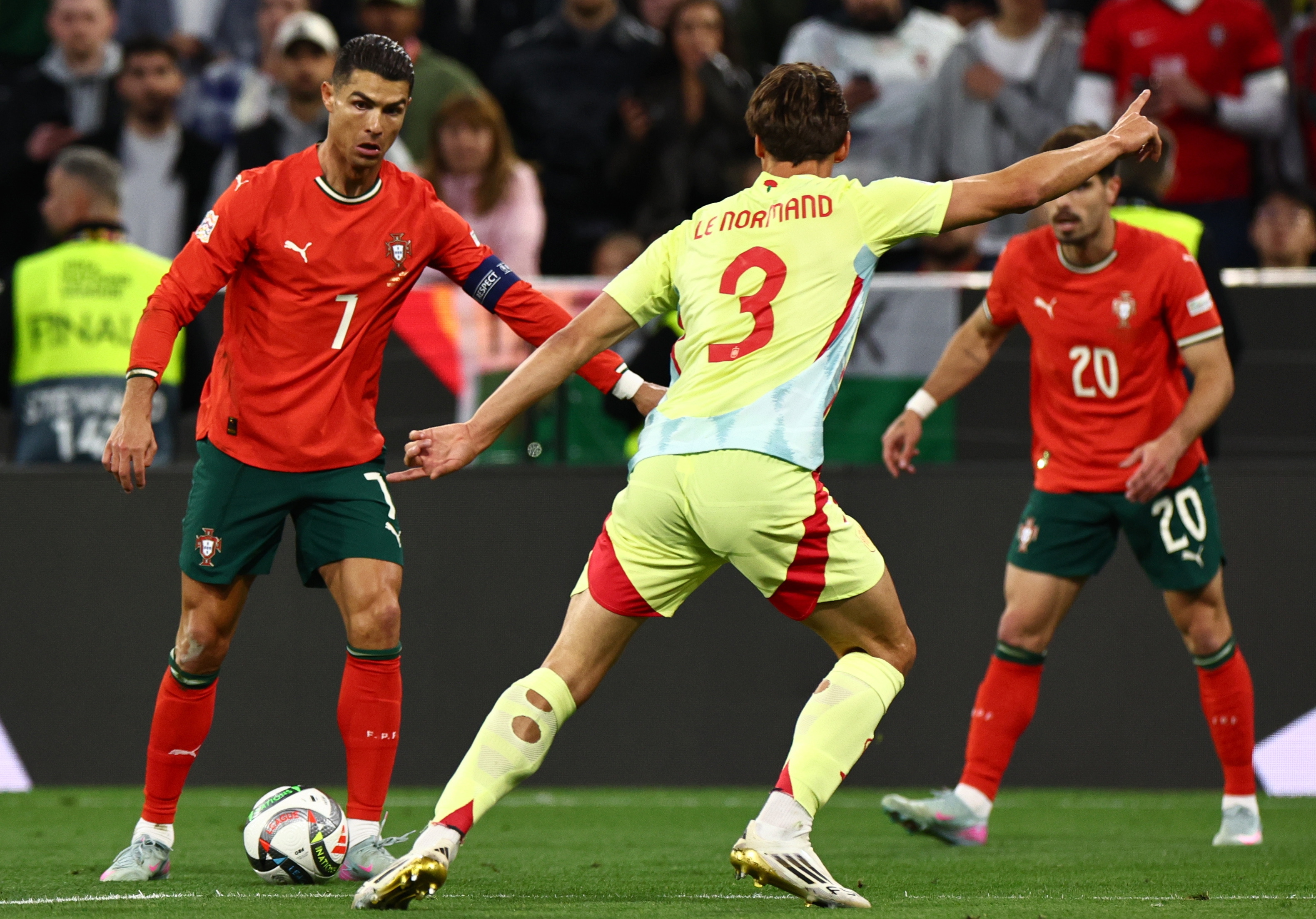 精彩比赛，外国球队荣膺国际足球冠军